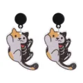 Primer plano detallado de pendientes de acrílico con diseño de gato medio esqueleto y brillo. - Estilo 6 (Gato Esqueleto)