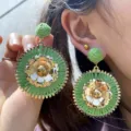 Boucles d'oreilles tendance en raphia vert et fleurs dorées pour un look de vacances élégant. - Vert