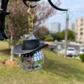 Nahaufnahme des Disco-Kugel-Auto-Hängeornaments mit Cowboyhut und goldenem Stern-Schlüsselanhänger. - Schlüsselanhänger / Schwarz