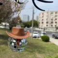 Disco Spiegelkugel Auto Hängeornament mit süßem braunen Cowboyhut Schlüsselanhänger Rückspiegel. - Schlüsselanhänger / Braun