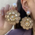 Böhmische handgemachte Bast Blumen Ohrringe mit Gold Metall und Perlen für Sommer Urlaub. - Braun