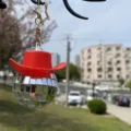 Nahaufnahme des kreativen Disco-Spiegelballs mit rotem Cowboyhut Auto Hängeanhänger Detail. - Schlüsselanhänger / Rot