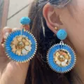 Boucles d'oreilles pendantes en raphia bleu et fleurs en métal doré, bijoux bohèmes faits main. - Bleu