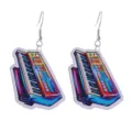 Detailaufnahme von Retro Synthesizer Keyboard Holz Ohrringen mit buntem Musikdesign. - Stil 2 Synthesizer