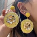 Boucles d'oreilles fleur en raphia bohème grandes pendantes métalliques style plage vacances - Jaune