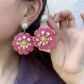 Bohemien handgemachte Bast Blumen Ohrringe Mode Metall Statement Schmuck Detail Ansicht - Fuchsia