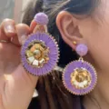 Style de vacances boucles doreilles fleur metal raffia violette mode artisanale detail. - Violet
