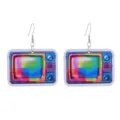 Detailansicht zeigt das einzigartige, bunte Retro-Fernseher-Holzohrringe-Design. - Stil 7 Fernseher