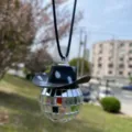 Detailansicht des Disco-Kugel-Auto-Hängeornaments mit einem Miniatur-schwarzen Cowboyhut. - Charm-Anhänger / Schwarz