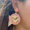 Boucles d'oreilles artisanales en raphia et métal, vue détaillée, style de vacances chic. - Rose
