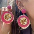 Superbes boucles d'oreilles pendantes en raphia tissé rose et métal, style vacances. - Rose rouge