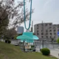 Trendiger Auto-Hängeornament mit Discokugel und türkisfarbenem Cowboyhut. Retro-Stil. - Charm-Anhänger / Hellgrün