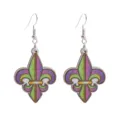Detailansicht von bunten Karneval Lilien Holzohrringen mit Lila Gruen und Gold Farbton. - Stil 5 (Fleur-de-lis Form)
