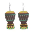 Nahaufnahme der bunten hölzernen Djembe Trommel Ohrringe mit ethnischem geometrischem Muster. - Afrikanischer Trommelstil (2)