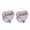 Primo piano dettagliato di orecchini di legno a forma di cuore con stampa stetoscopio. - Stile Cuore Stetoscopio Rachel (No 7)
