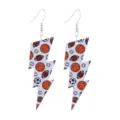 Vue détaillée et rapprochée de ces jolies boucles d'oreilles éclair imprimées en acrylique. - Style Basketball (Crochet N° 4)