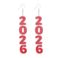 Detaillierte Nahaufnahme der roten hölzernen 2026 Jahreszahl-Hängeohrringe im Festtagsdesign. - Ohrhaken (Zahlen 2026) / Rot