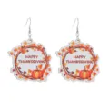 Nahaufnahme der Thanksgiving Holzohrhänger mit Kürbiskranz und bunten Herbstlaubmotiven. - Größe 8