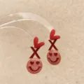 Detailaufnahme romantischer roter Herz und glitzernder Smiley Ohrringe für Damen. - Herz Smiley Stil (3号)