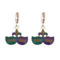 Boucles d'oreilles masques pailletes de Carnaval avec emaillage vert violet et details dores. - Style 2 (Masque de mascarade avec fleur de lys)