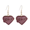 Nahaufnahme von roten Glitzerherz-Ohrhängern mit Love-Schriftzug im eleganten Goldton. - Love Geprägtes Herz Stil (8号)