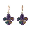 Vue rapprochée de boucles d'oreilles pendantes en émail brillant aux couleurs festives. - Style 8 (Design fleur de lys)