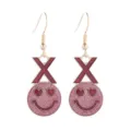 Nahaufnahme rosafarbener Glitzer Smiley Ohrringe mit rotem X Buchstaben und Herzaugen. - X und Herz-Auge Smile Stil (16号)
