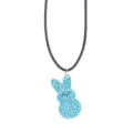 Detailaufnahme des blauen Glitzer-Hasen-Anhaengers mit schimmerndem Acryl-Charm und schwarzer Kordel. - Halskette Stil / Blau