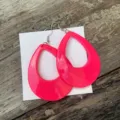 Neonroze acryl druppel oorringen detail, levendige jaren 80 feeststijl mode sieraden. - Waterdruppel / Rozerood