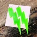 Neon groene acryl bliksem schicht oorbellen voor dames, mooie hippe feest sieraden. - Bliksem / Fluorescerend Groen