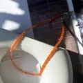 Oranger Kristallperlen Choker Halskette Detailansicht, glitzernde facettierte Perlen. - Orange
