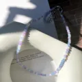 Detailaufnahme der pastellfarbenen Perlenkette mit facettierten Glaskristallen und Metallkette. - Mischfarbe 1