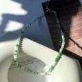 Nahaufnahme der bunten Glasperlen Choker Halskette, stilvolles Sommer Accessoire. - Mischfarbe 6