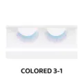 Nahaufnahme von farbigen falschen Wimpern mit Farbverlauf im weissen Tablett, fluffig. - Blau-Violett-Rosa Verlauf Stil (colored-3-1)