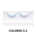 Nahaufnahme von bunten künstlichen Wimpern im Detail auf weißer Schale Stil 3-2 - Doppelreihig Blau-Violett Verlauf (colored-3-2)