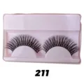 Detailansicht dicker und geschwungener künstlicher Wimpern in rosa Plastikschale. - Stil 211 (Paarpackung)