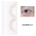 Detaillierte Nahaufnahme von farbigen, buschigen falschen Wimpern auf weißem Tray. - Orange-Roter Unordentlicher Stil (colored-4-2)