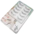 Detailaufnahme von 5 Paaren natürlicher künstlicher Wimpern mit durchsichtigem Band für Augen. - Fünf Paare Verjüngte Wimpern M6
