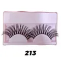 Detailansicht dicker geschwungener künstlicher Wimpern auf rosa Schale Augen Make-up - Stil 213 (Paarpackung)