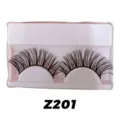Detailansicht dicker und geschwungener künstlicher Wimpern in einer rosa Plastikschale. - Stil Z201 (Paarpackung)