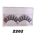 Detaillierte Nahaufnahme von dichten geschwungenen künstlichen Wimpern auf rosa Schale. - Stil Z202 (Paarpackung)