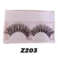 Detailansicht von dichten und geschwungenen künstlichen Wimpern in einer rosa Schale. - Stil Z203 (Paarpackung)