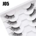 Detaillierte Nahaufnahme mehrschichtiger dichter, geschwungener künstlicher Wimpern auf Ablage. - 10 Paare Weiß Stufe Halbes Auge J05
