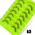 Nahaufnahme Detail von 7 Paaren dicker Fuchs-Kunstwimpern auf gruener Plastikschale. - 7 Paar Grüne Verlaufs-Serie (k3)