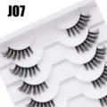 Detailansicht mehrlagiger dichter 3D geschwungener künstlicher Wimpern auf weißem Tablett. - 10 Paare Weiß Stufe Halbes Auge J07
