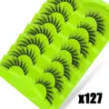 Detailansicht von mehreren Paaren gruener, gefuegelter und voeluminoeser kuenstlicher Wimpern. - 7 Paar Grüne Verlaufs-Serie (x127)