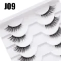 Detaillierte Detailansicht mehrschichtiger voluminöser künstlicher Wimpern auf weissem Tablett - 10 Paare Weiß Stufe Halbes Auge J09