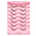 Primer plano detallado de pestañas postizas segmentadas en bandeja rosa, estilo anime natural. - Duende Gato - 7 Pares