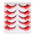Detaillierte Nahaufnahme leuchtend roter künstlicher Wimpern auf einem weißen Kunststoff-Tray. - Cat-Eye / 5-Paar-Set / Rot