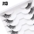 Detailansicht mehrschichtiger dichter halber künstlicher Wimpern auf weißer Schale. - 10 Paare Weiß Stufe Halbes Auge J13
